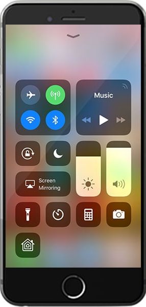 Select-TV_white A screenshot that shows preferences on an iPhone including Screen Mirroring, which needs to be activated to display the game on an external scoreboard.